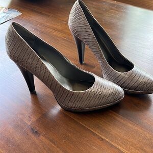 Nine West croc embossed gray leather platform heels narrow